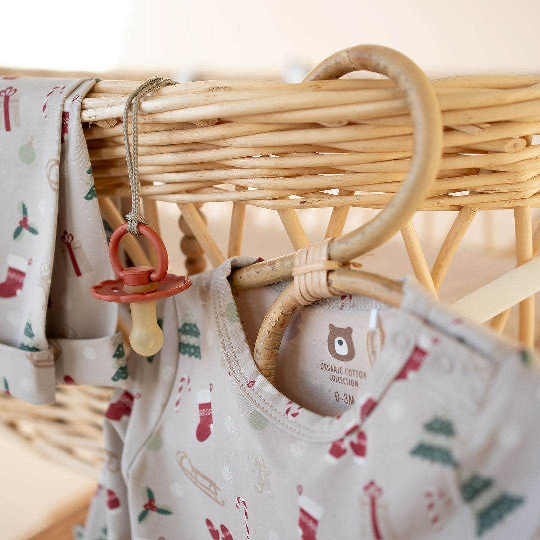JBØRN økologisk babyjulepyjamas i bomuld | 0-3 måneder - Personlige babyprodukter solgt og personliggjort af JustBørn