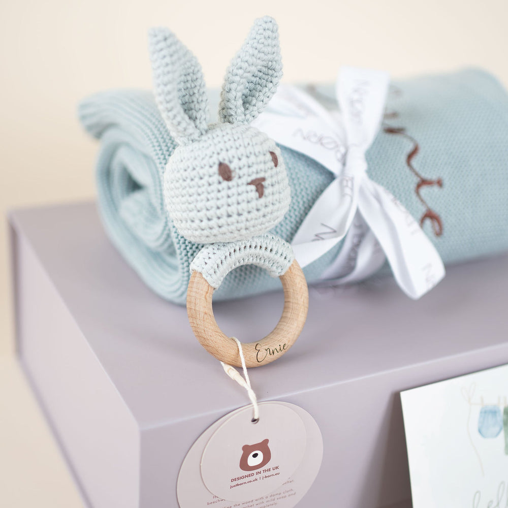JBØRN strikket babytæppe og kaninrangle-sæt - Personlige babyprodukter solgt og personliggjort af JustBørn