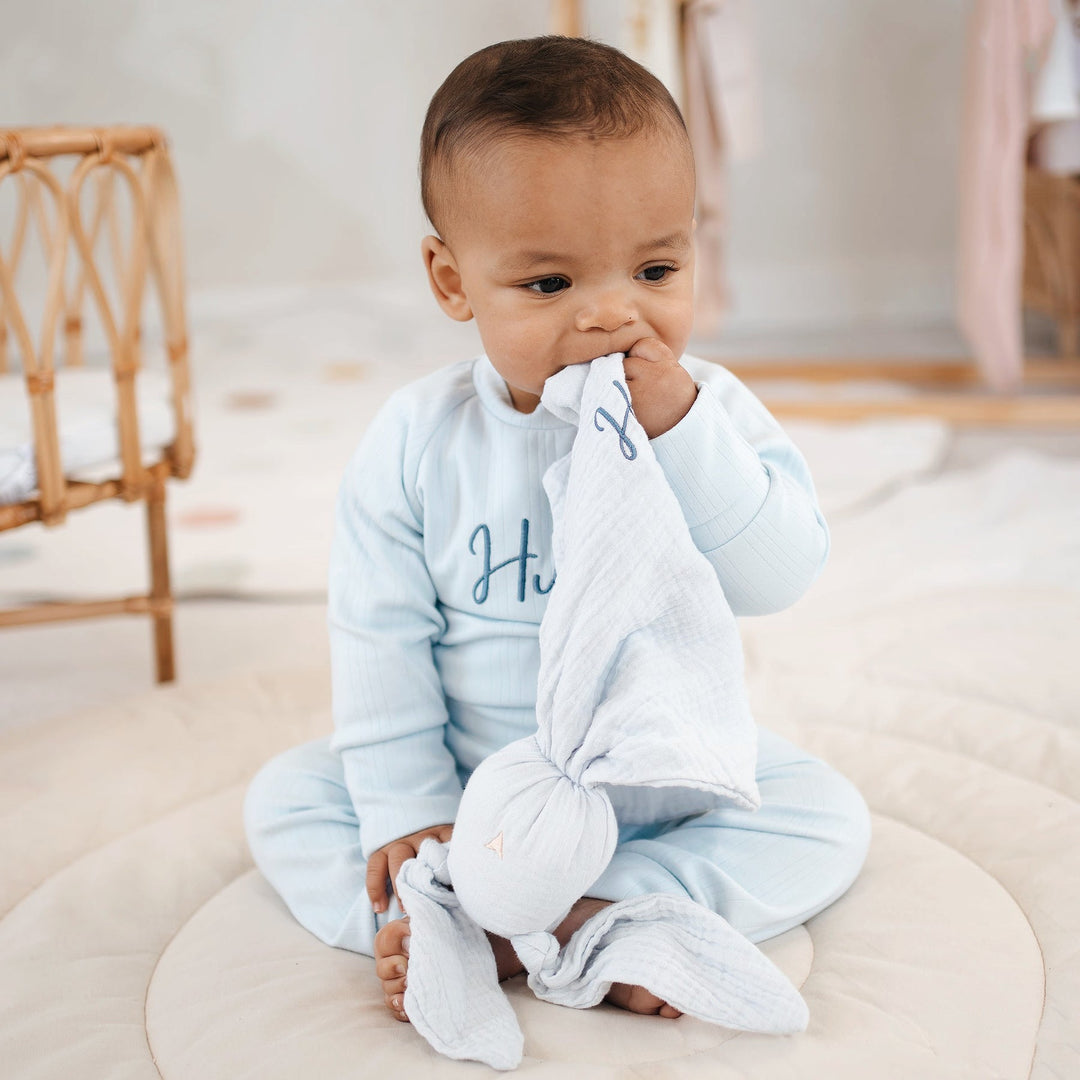 JBØRN Conejito de muselina azul empolvado, mantita de apego de algodón orgánico - Productos para bebé personalizables, vendidos y personalizados por JustBørn