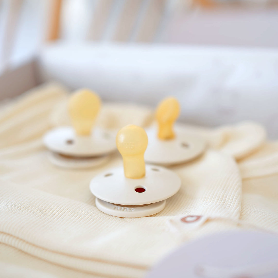 JBØRN x BIBS Willkommensgeschenkset für Babys | Neugeborenen-Bundle