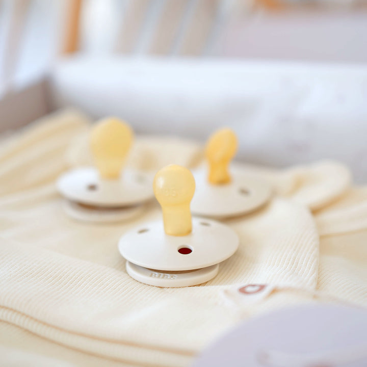 JBØRN x BIBS Willkommensgeschenkset für Babys | Neugeborenen-Bundle