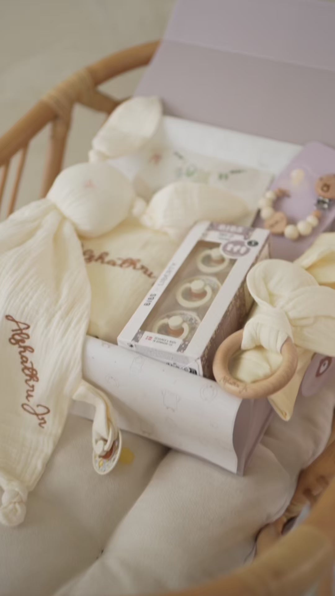 Coffret Cadeau Bienvenue Bébé JBØRN x BIBS | Ensemble Nouveau-né