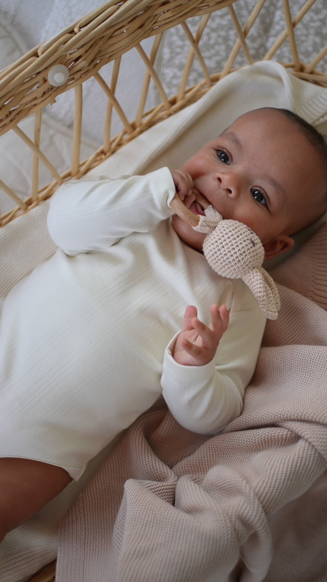 JBØRN Virkad Kanin Baby Rattle Leksak