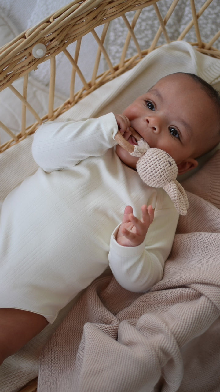 JBØRN Virkad Kanin Baby Rattle Leksak